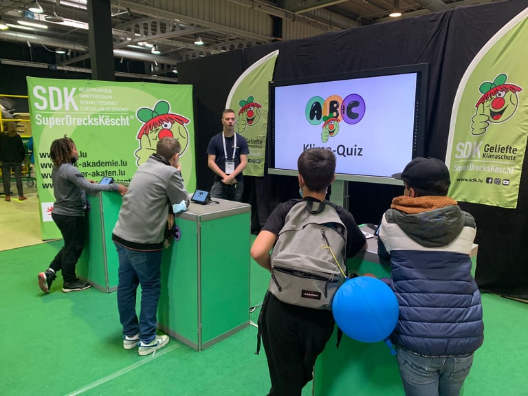 animateur et ados sur un stand