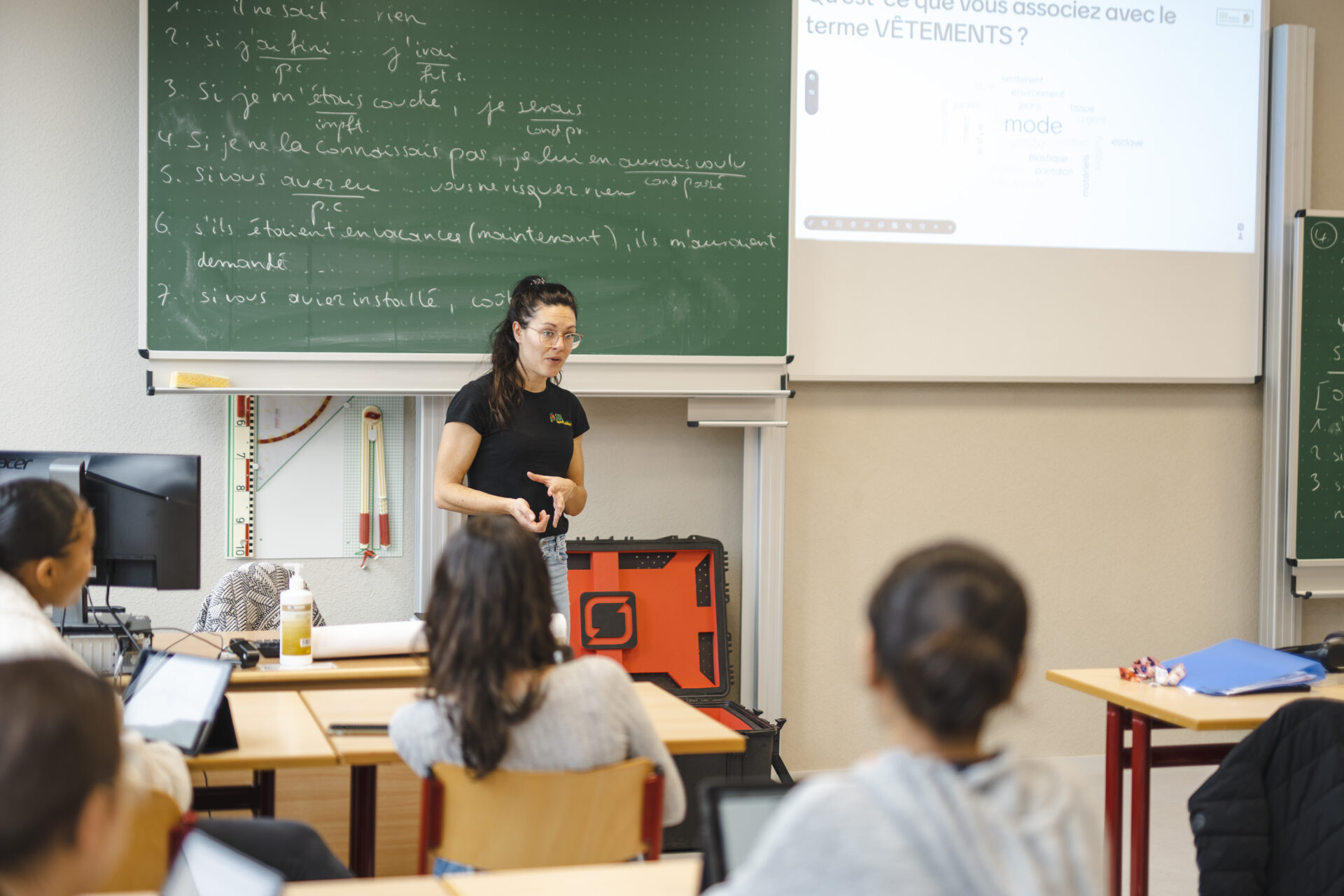 femme parle aux élèves