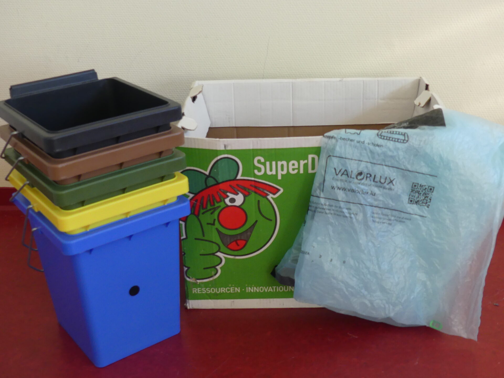 matériel pour le jeu (quatre poubelless, carton SDK, sac Valorlux)