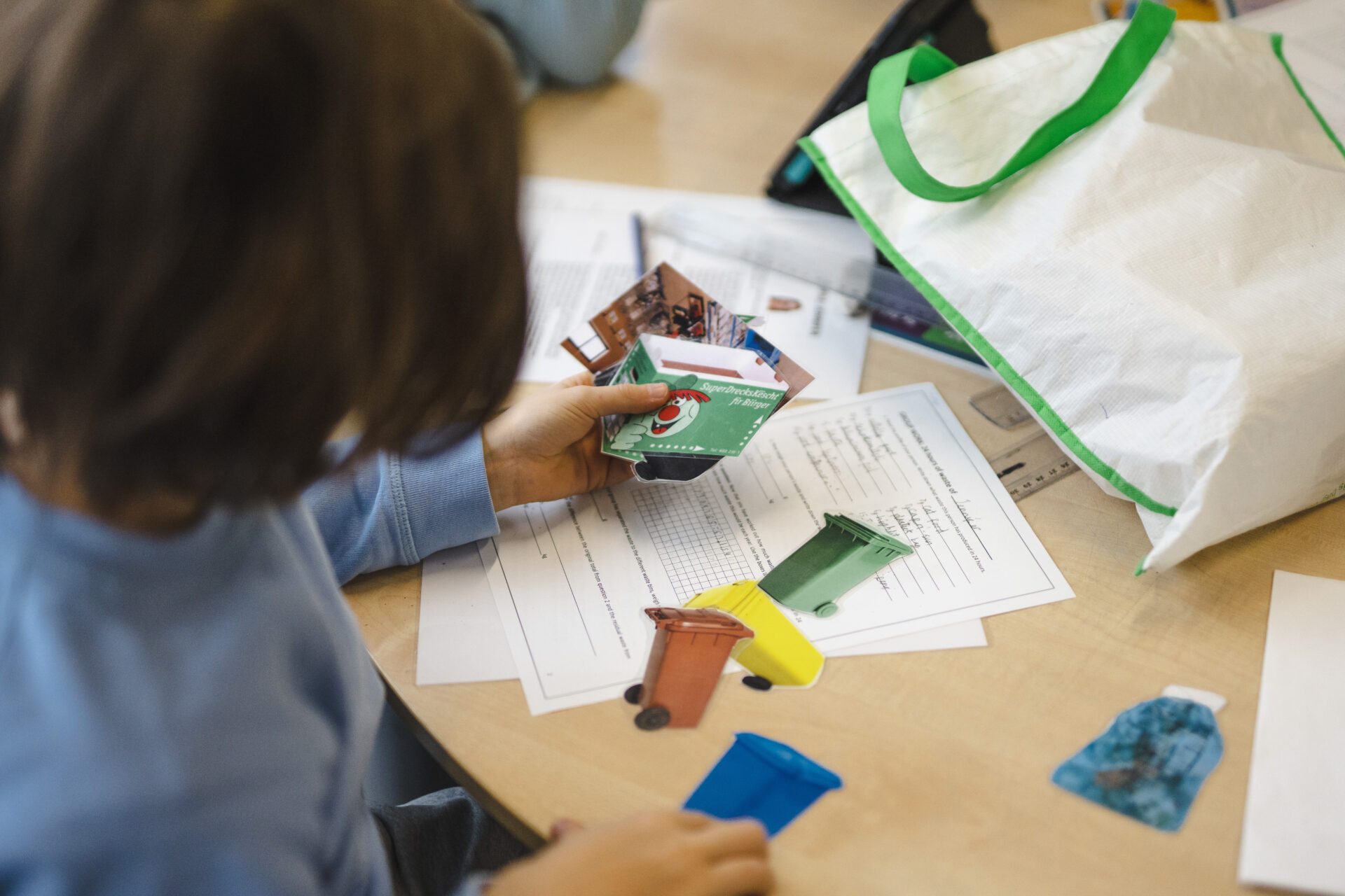 enfant en train de choisir des objets dessinés